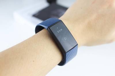 我入手了一个1000多的智能手环,值吗?|Fitbit Charge 4测评